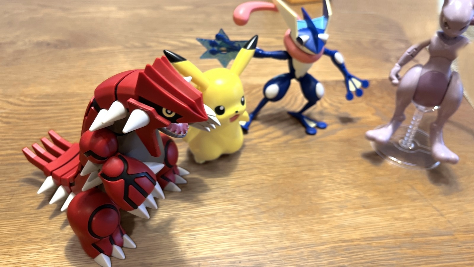 グラードンとピカチュウ、ゲッコウガ、ミュウツーのポケプラ