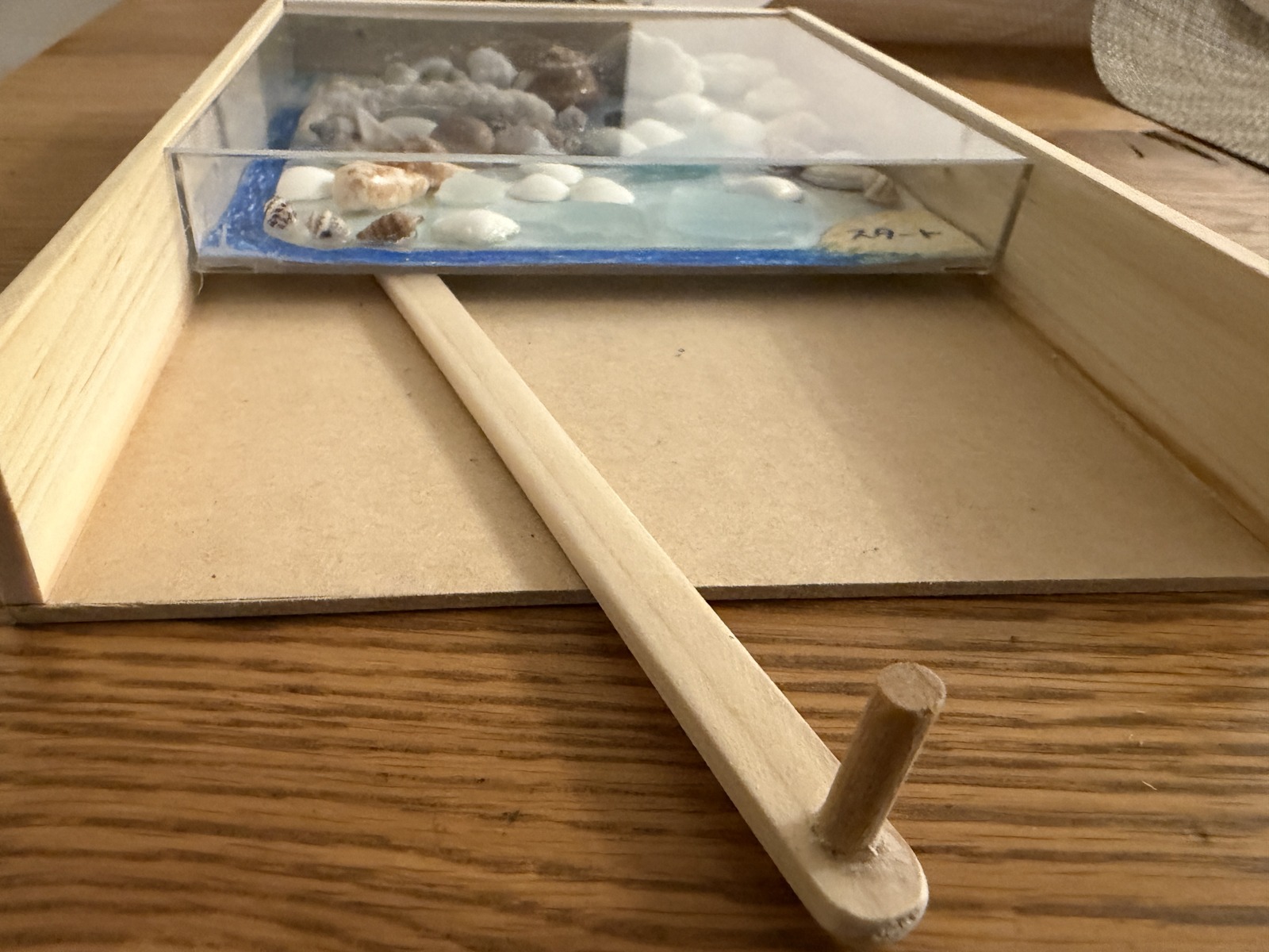 迷路の下に差し込む磁石付きの操作棒